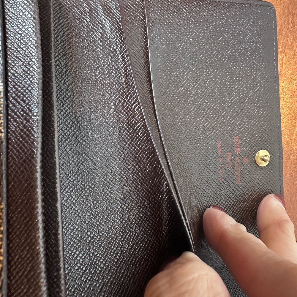 Louis Vuitton Damier Ebene
compact Wallet D0091 - Picture 9 of 11